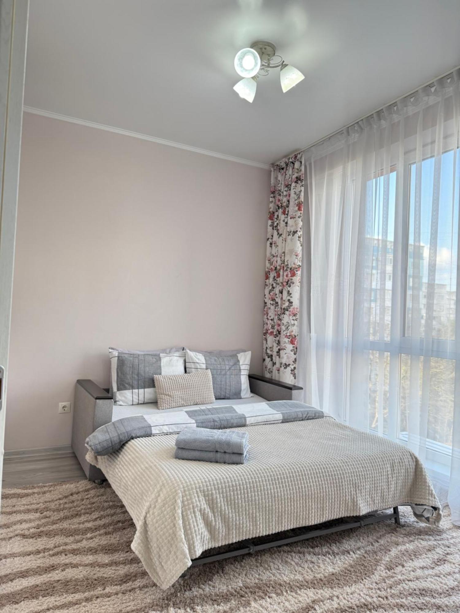 Cozy Two Bedroom Large Apartment Кишинев Екстериор снимка