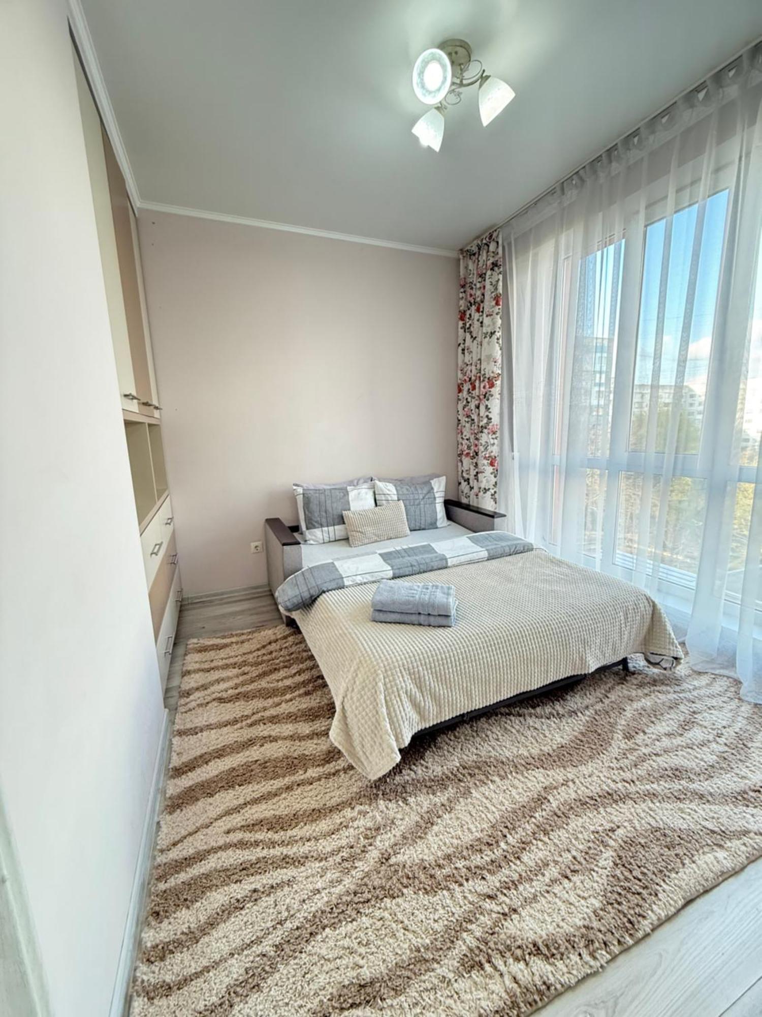 Cozy Two Bedroom Large Apartment Кишинев Екстериор снимка